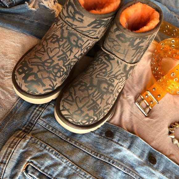 UGG Size 7 Mini Boot Graffiti UGG Orange/Tan/Brown - Picture 3 of 16